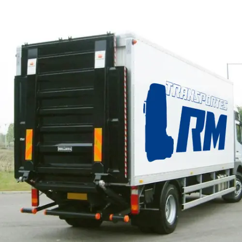 transportadora de cargas, transportesrodoviarios, transportes rm caminhão com plataforma elevatoria